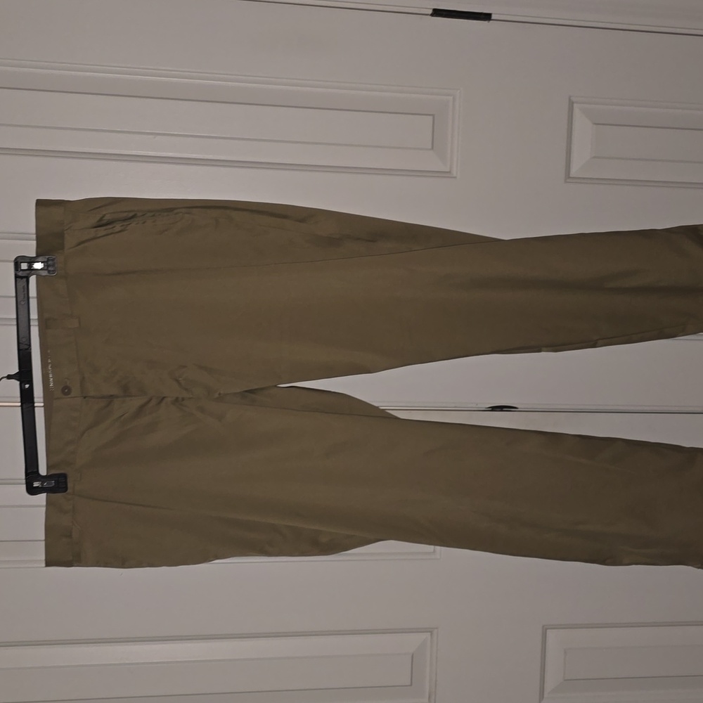 NWT Men's Nike Golf Standard Fit pants Size 42x32 Khaki Color